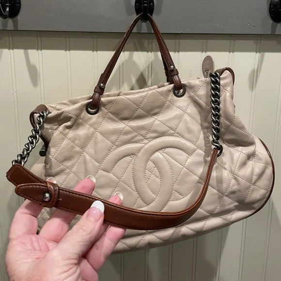 ❌SOLD❌ CHANEL, AUTHENTIC…Two Tone Leather - Picture 10 of 10